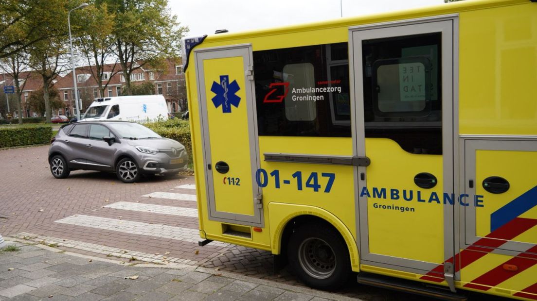 Een ambulance aan de Floresstraat in Groningen