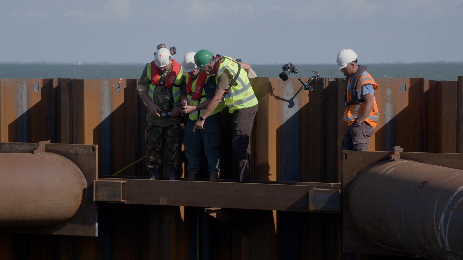 Bergingsmedewerkers zien wat in het water