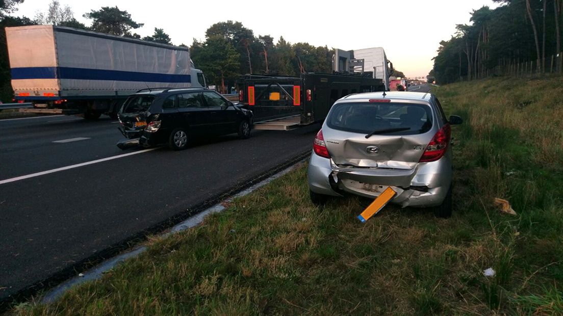 Bij een aanrijding op de snelweg A12 bij Oosterbeek zijn vrijdagavond vijf auto's en een vrachtwagen op elkaar gebotst. Een kind is voor controle naar het ziekenhuis gebracht.