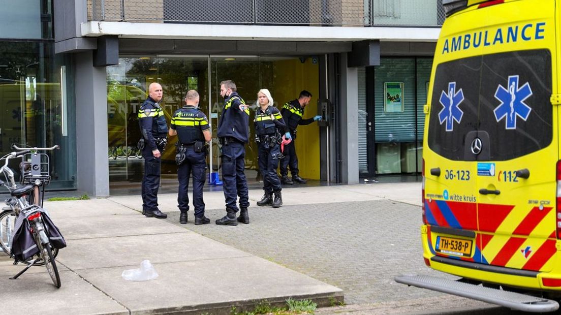De politie is vanochtend massaal uitgerukt naar een flat in Apeldoorn waar een steekpartij heeft plaatsgevonden.