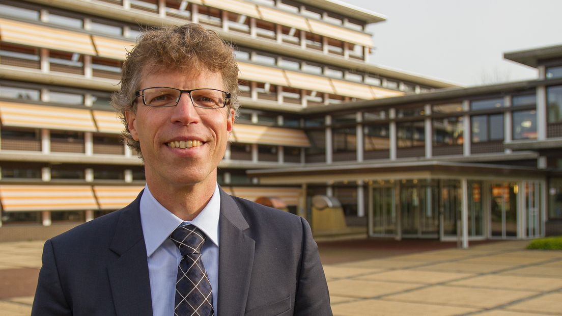 Ard van den Tuuk voor het provinciehuis in Assen (archief