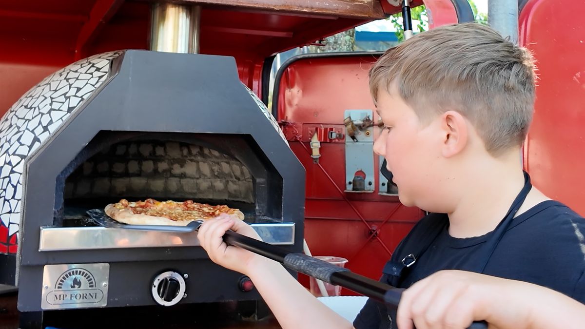 Jonge pizzabakkers uit Workum trekken met eigen kar langs Friese markten