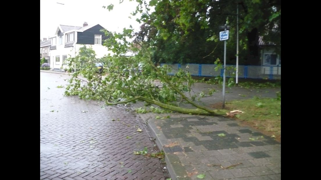 Takken op weg door storm Hengelo