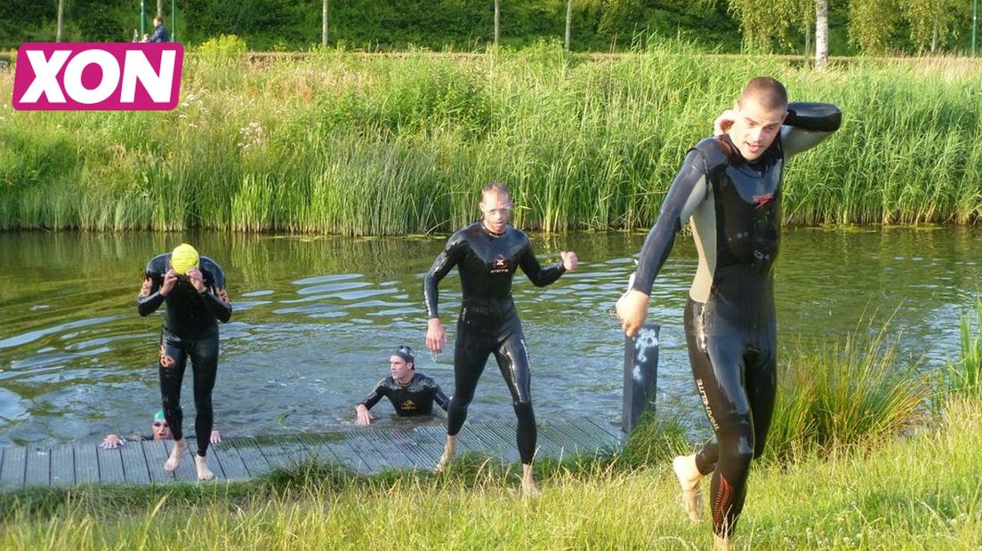 De 38e triathlon in Veenendaal start in het water van de Grift