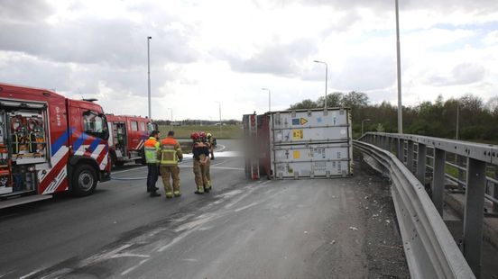 Vrachtwagen kantelt op A1, chauffeur wordt nagekeken