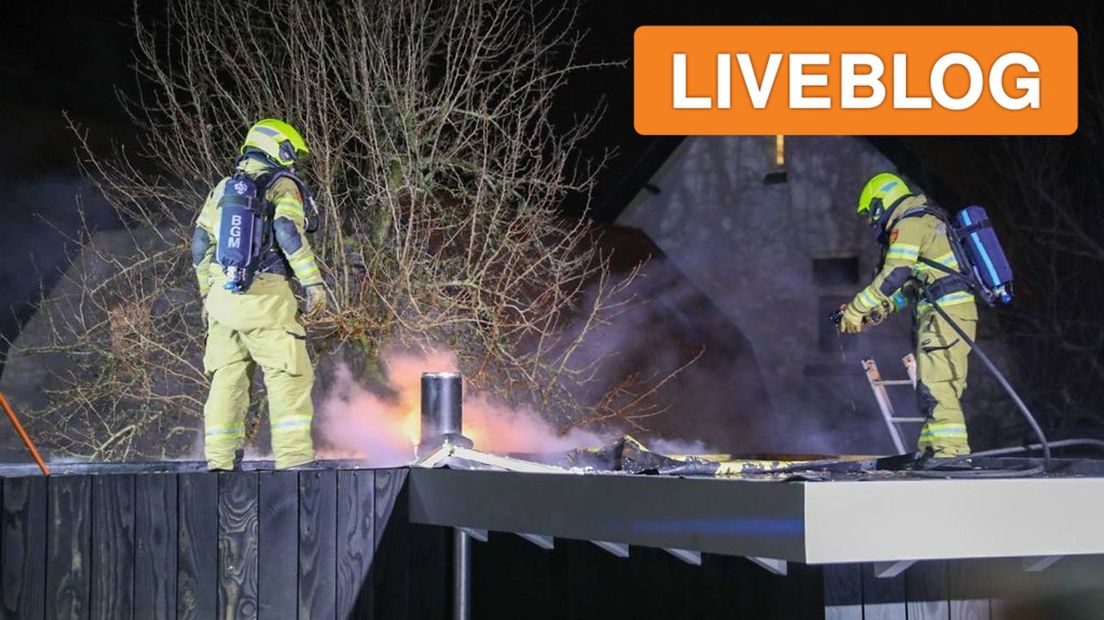 De brandweer moest een veranda in Lunteren grotendeels slopen door brand.