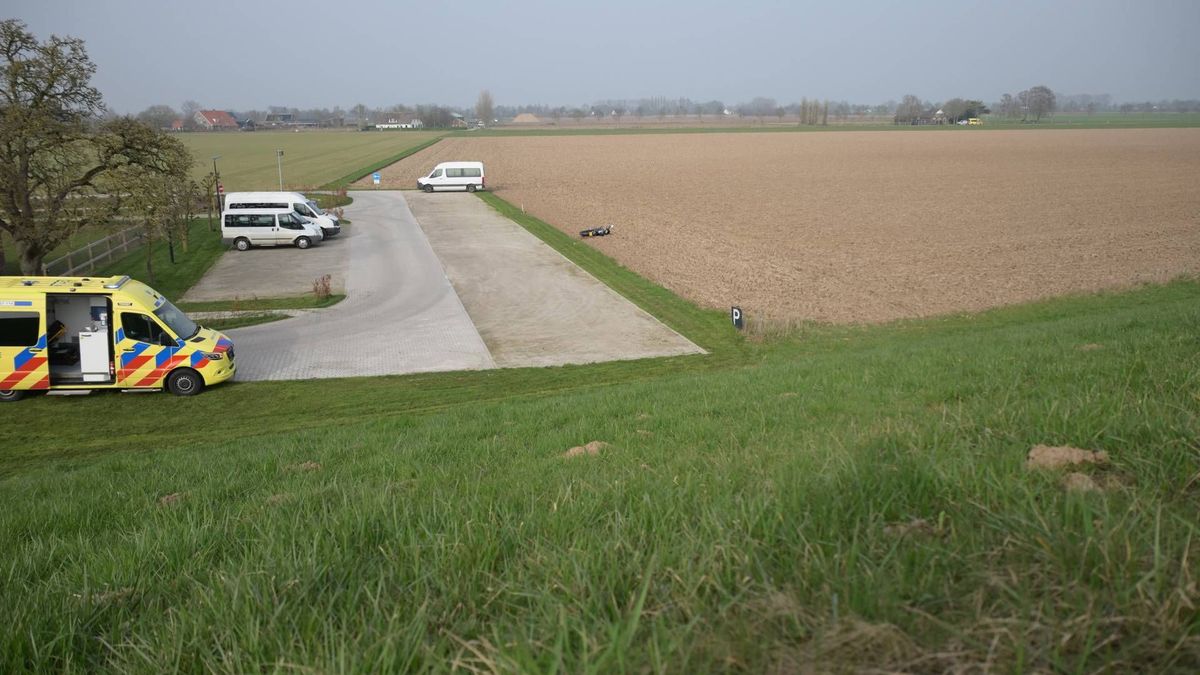 Motorrijder gewond na val van dijk