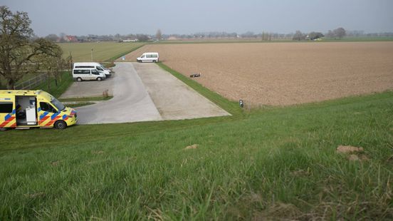 Motorrijder gewond na val van dijk