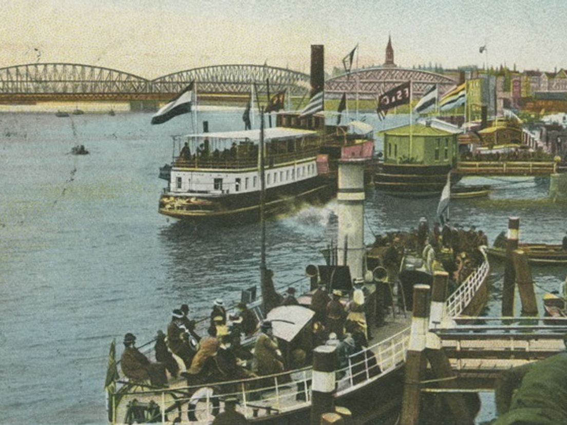 prentenbriefkaart 1903: aanlegsteigers Oosterkade Afbeelding: Stadsarchief Rotterdam