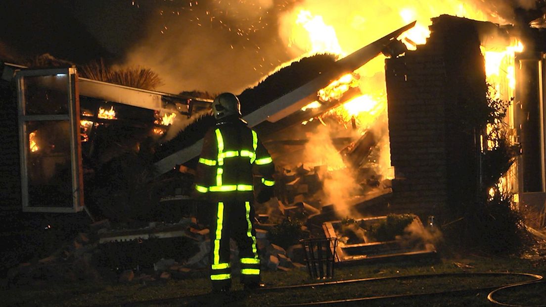 Brand legt rietgedekte woonboerderij in de as