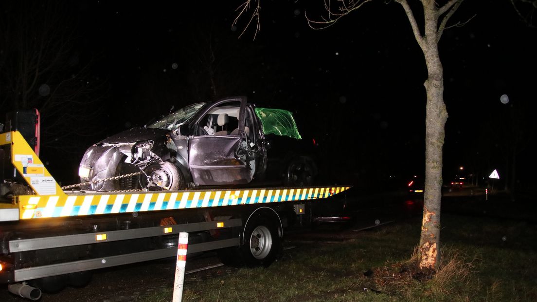 Auto botst tegen boom in Oosterland