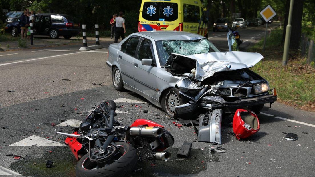Op een kruising bij Eerbeek is zondagmiddag een motor frontaal op een auto gebotst. De motorrijder raakte gewond en is met spoed naar het ziekenhuis gebracht.