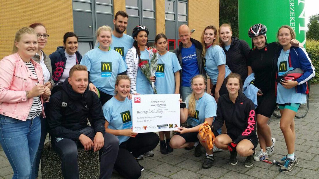 De studenten van het Drenthe College haalden 1300 euro op met hun sponsoracties (Rechten: Berdien Lovers / Drenthe College