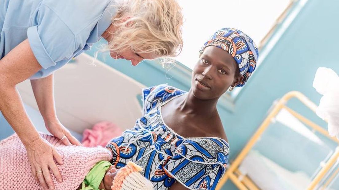 Regina tijdens haar werk voor Stichting Rescue Baby Gambia.