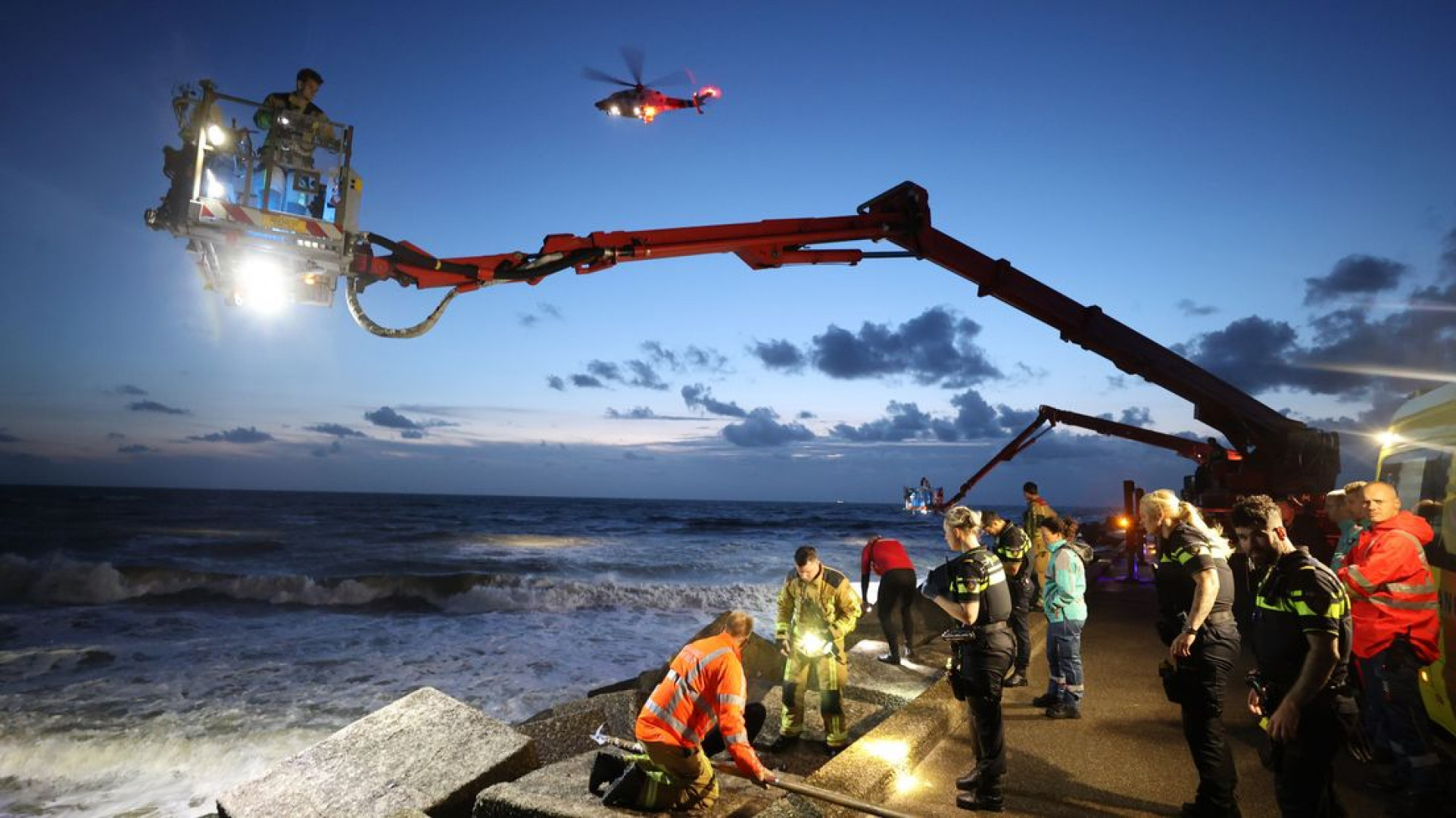 Een grote zoekactie op die bewuste avond naar de vermiste zwemmer in zee bij Scheveningen