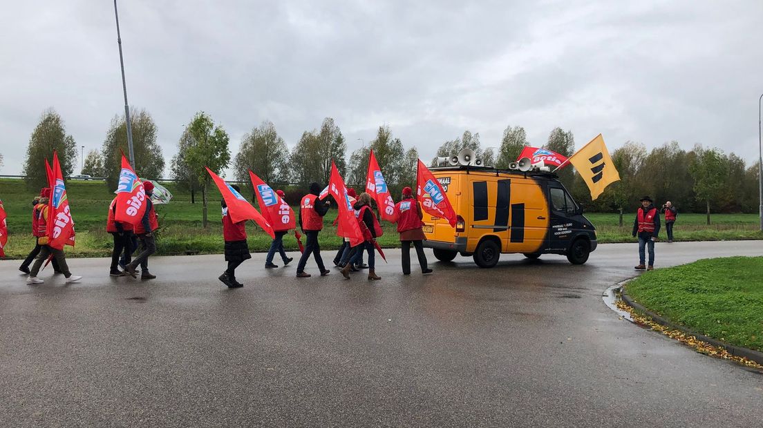 De stakende chauffeurs lopen een mars door Middelburg