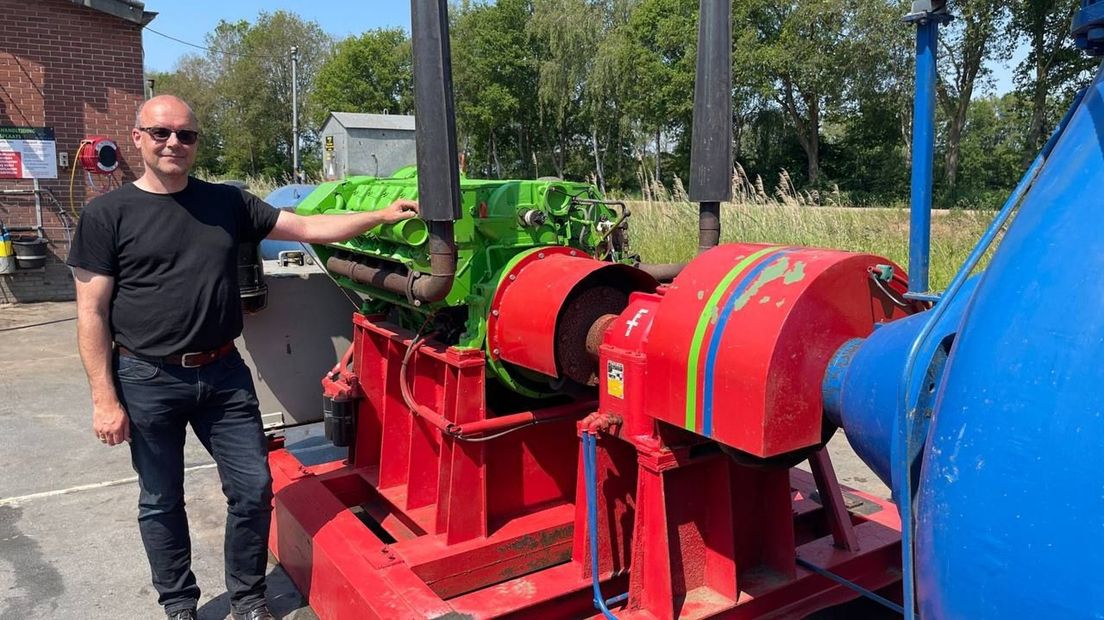 Calamiteitencoördinator Wilco Reefman bij de dieselpomp