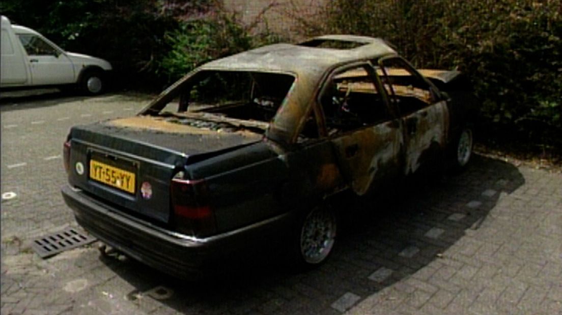 De uitgebrande auto van Hans