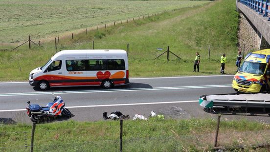 Motorrijder gewond bij botsing op N35 bij Enschede, weg weer vrijgegeven. Motorrijder gewond bij botsing op N35 bij Enschede, weg weer vrijgegeven.