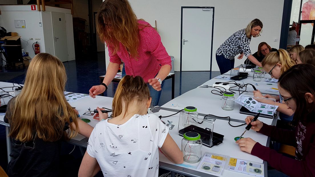 Leerlingen van groep acht van basisschool de Eskampen in Peize maken kennis met techniek (Rechten: RTV Drenthe/Jasmijn Wijnbergen)