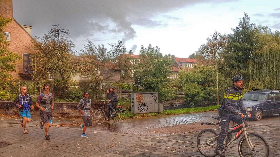 100 kilometer hardlopen. Dat is wat de 26-jarige Sameena van der Mijden uit Arnhem dinsdag heeft gedaan. Ze heeft er 11,5 uur over gedaan. Sameena vraagt aandacht voor mensenhandel en prostitutie. Zelf werd zij vijf jaar geleden het slachtoffer van een loverboy die haar twee jaar lang dwong om seks te hebben met zijn vrienden. Om 11.00 uur passeerde zij Ede.