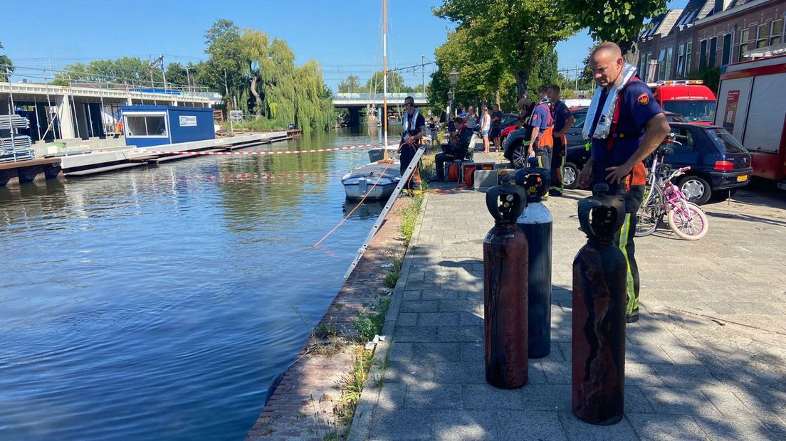 Een zuurstoffles en twee flessen met acethyleen werden in het water gevonden