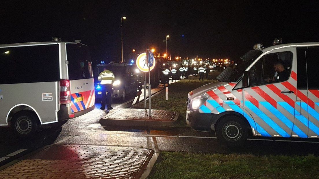 Op de N33 tussen Veendam en Rolde zijn trekkers van de autoweg gehaald door de politie