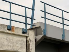 Video: Binnenvaartschip ramt brug over Goereesesluis in Stellendam, brugklep kapot: 'schepen in binnenhaven als ratten in de val'