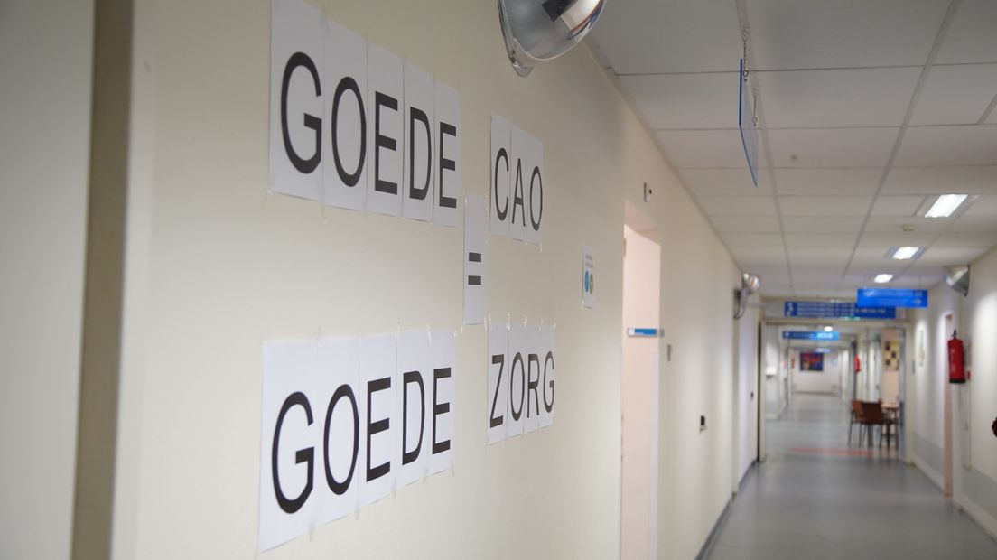 'Goede cao = goede zorg', is op één van de ziekenhuismuren in het WZA geplakt (Rechten: persbureau Meter)