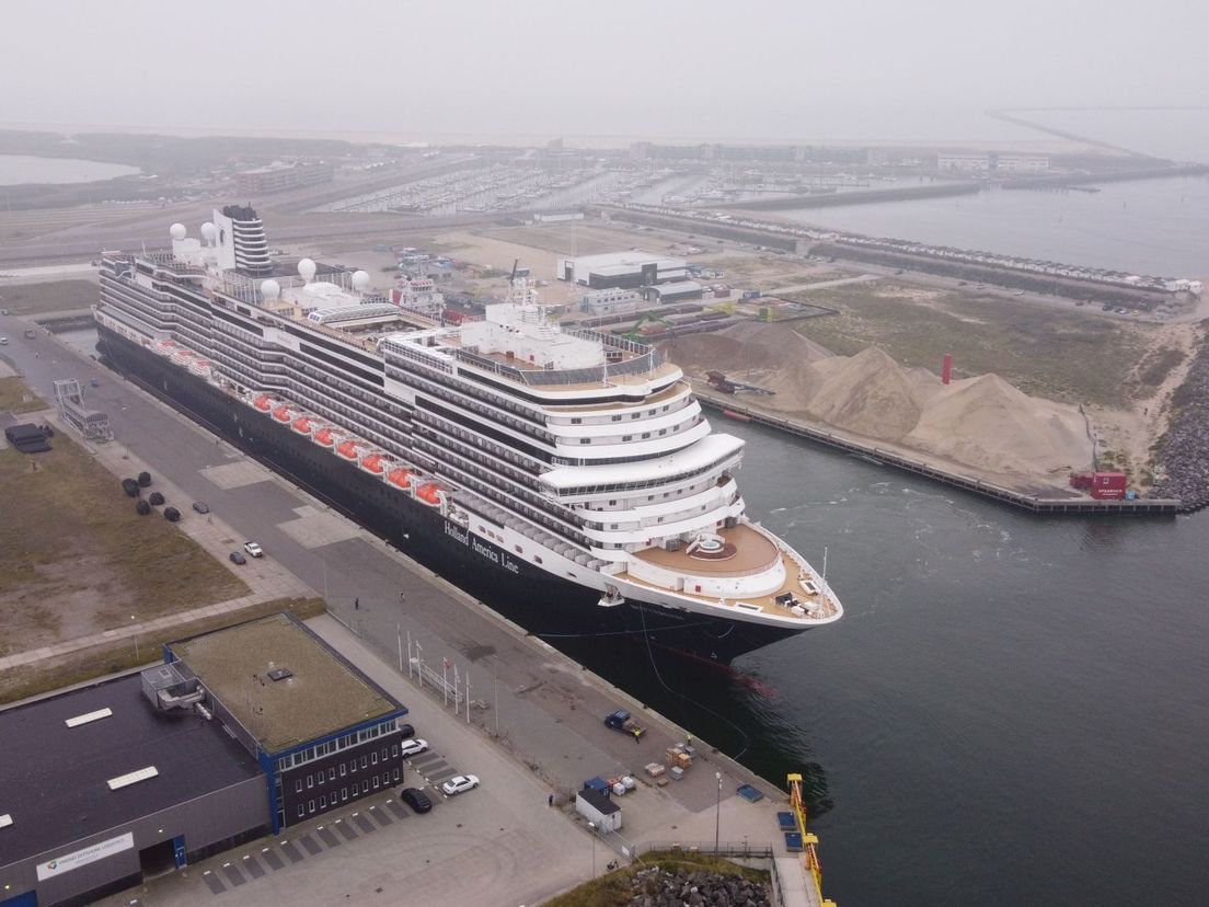 De Rotterdam VII in de haven van IJmuiden.