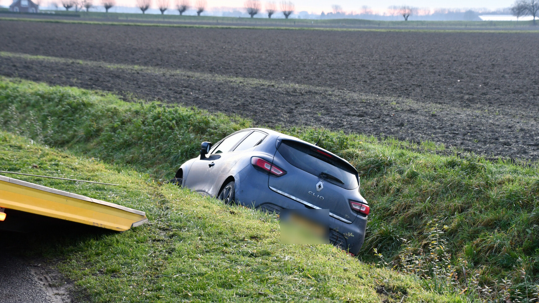 Auto raakt in sloot bij Zaamslag