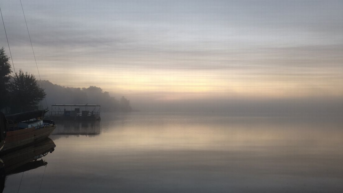 Mist boven het relatief warme water