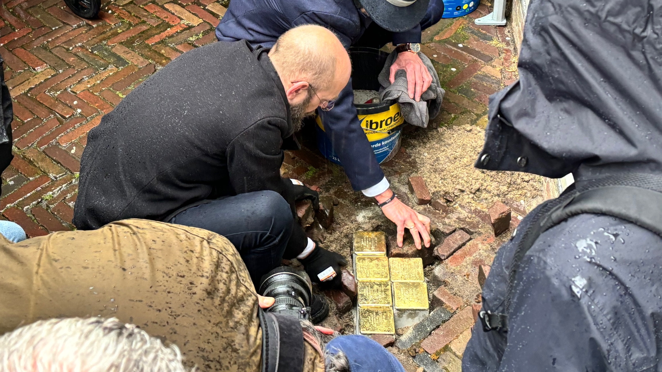 De plaatsing van zes struikelstenen in Leeuwarden
