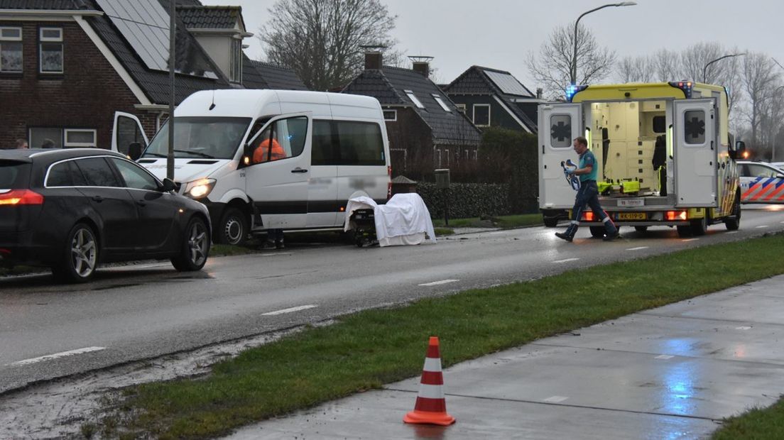 Een ambulance biedt hulp bij het ongeval vlak bij de dorpsentree van Bedum.