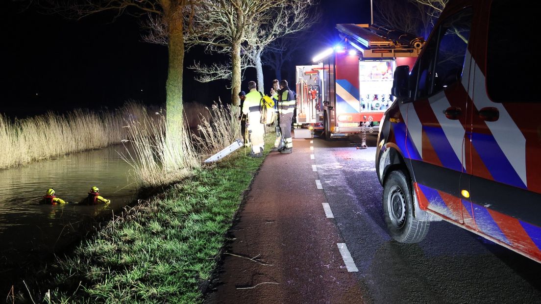 Duikers zoeken naar de persoon te water