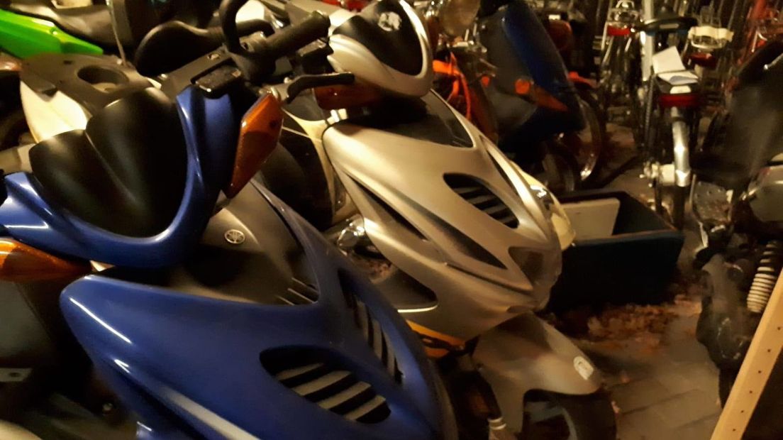 Een aantal scooters werd beschadigd teruggevonden (Rechten: Politie Zuidoost-Drenthe)