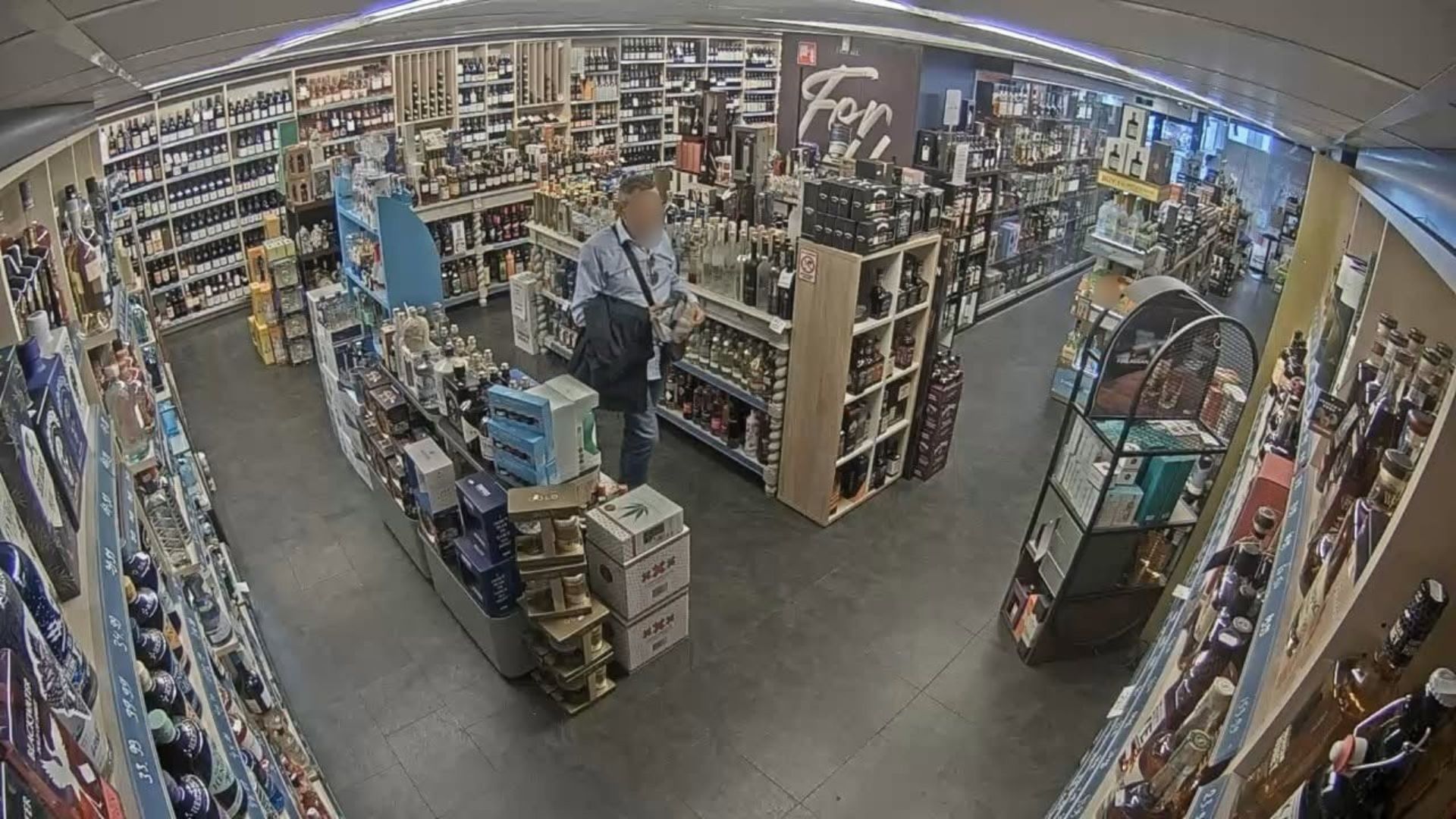 Dief stapt met duizenden euro's onder zijn jas slijterij uit