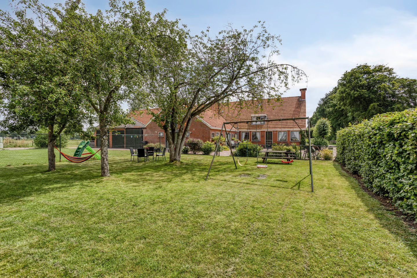 Bij deze woning krijg je een erg groot perceel