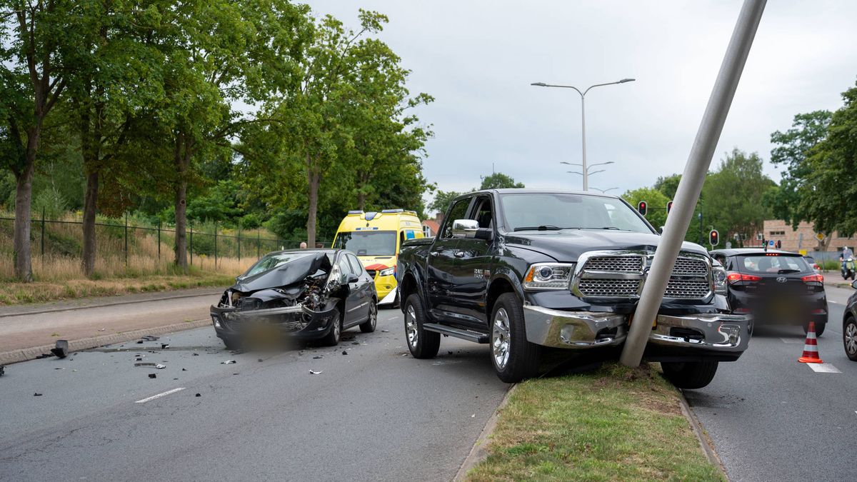 112 nieuws: Drie gewonden bij aanrijding in Deventer | Ongeluk met gevaarlijke stoffen in Genemuiden