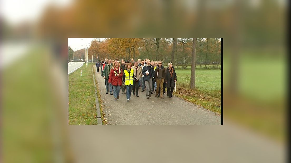 De tsjinstanners yn optocht nei ûntbleating protestboerd