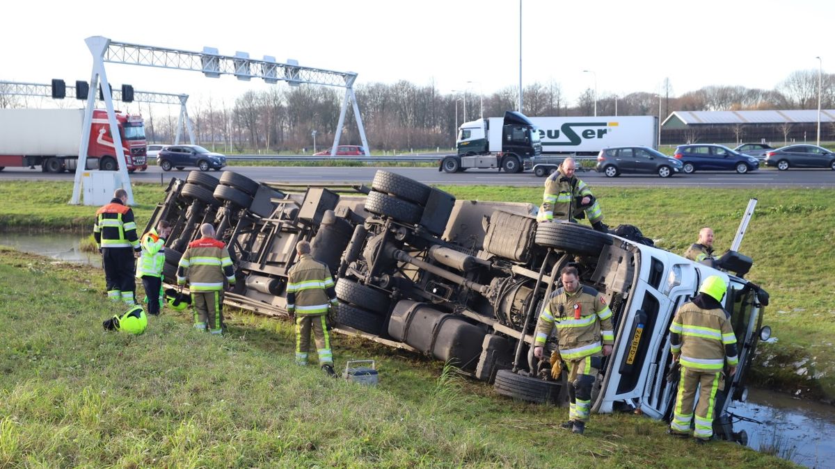 Rit met vrachtwagen eindigt in sloot langs A2