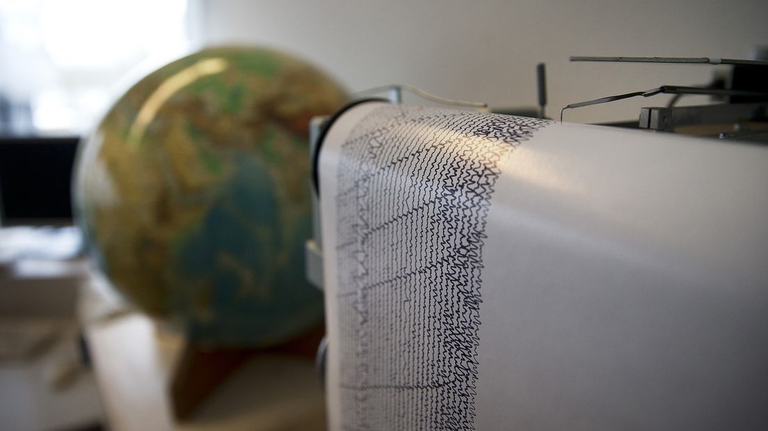 Een seismograaf bij het KNMI registreert trillingen in de aarde