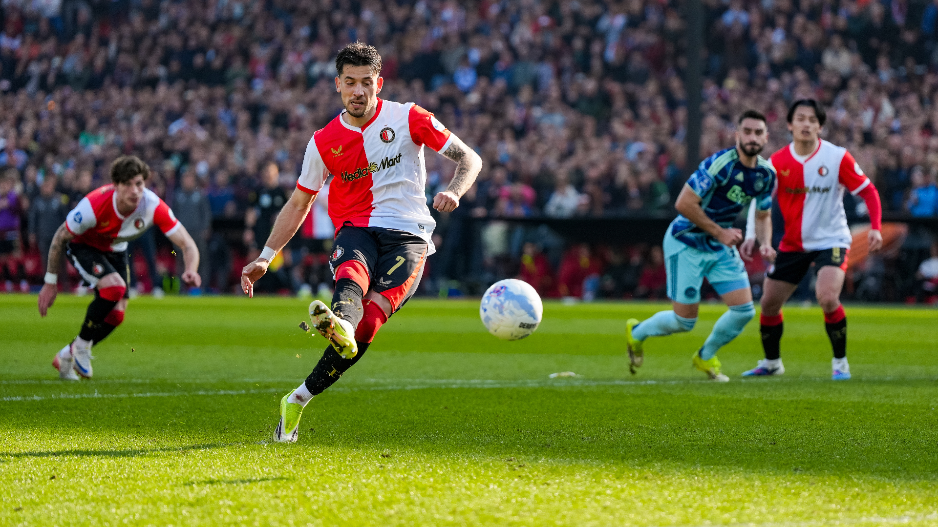 Jakub Moder benut een strafschop tijdens de Klassieker