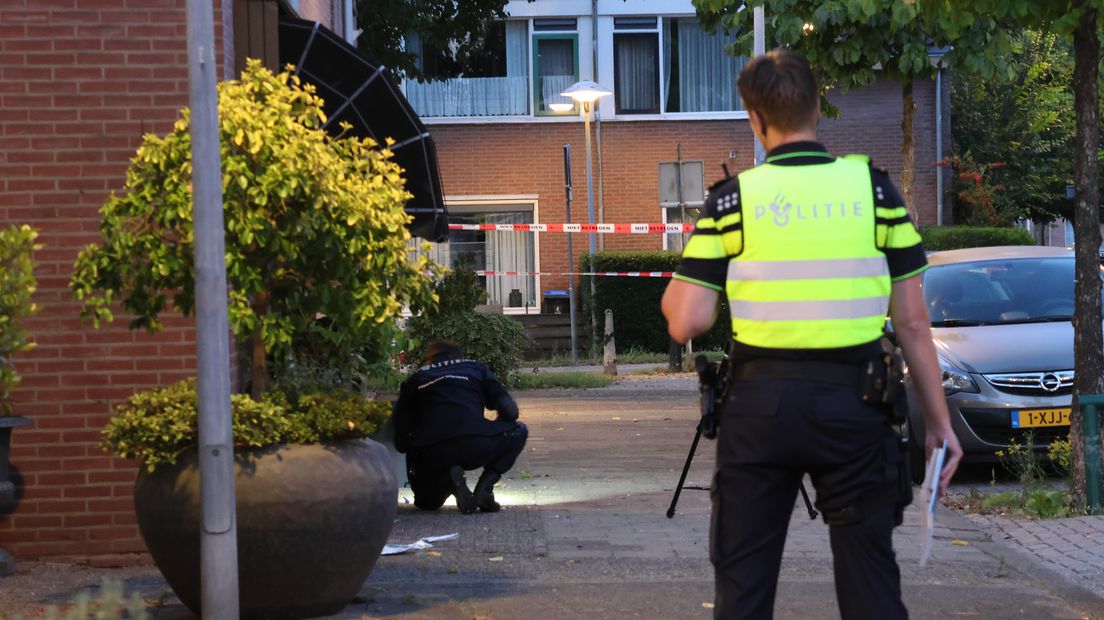 De politie doet in de vroege ochtend onderzoek bij de woning.