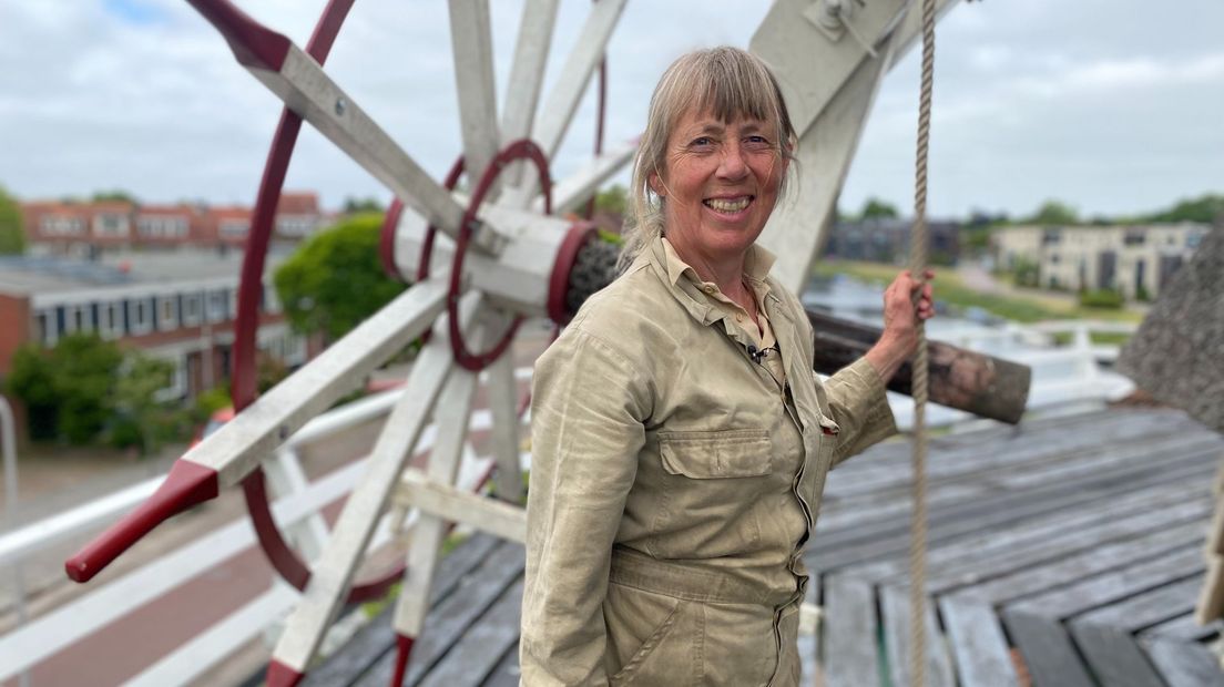 Molenaar Ada Meurs op molen De Passiebloem in Zwolle