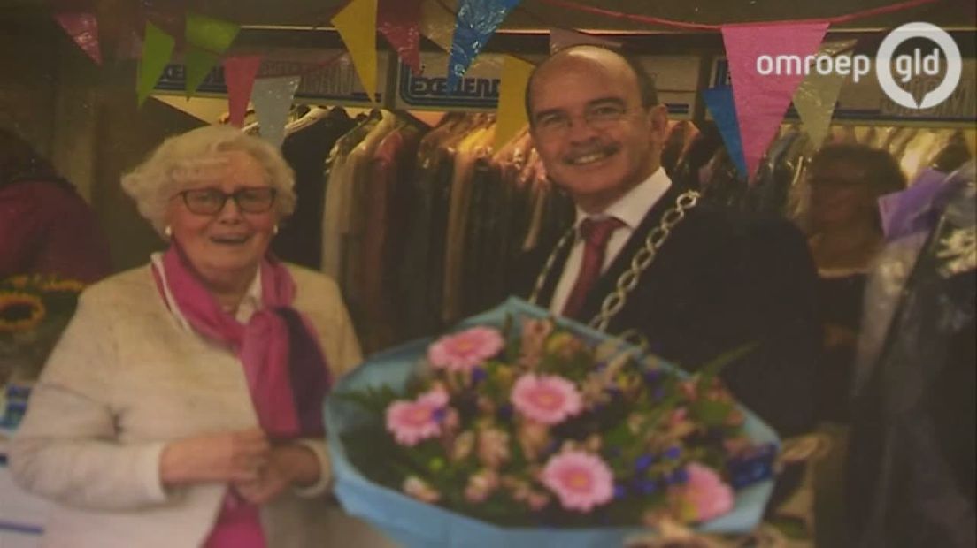 Ze is vandaag 90 jaar oud geworden, maar Minie Wiegman uit Brummen weet van geen opgeven. Nog elke dag staat ze vrolijk in haar stomerij aan de Ambachtstraat om haar trouwe klanten te helpen en een beetje te verwennen. 'Er gaan hier elke dag wel drie pakken koekjes doorheen.'