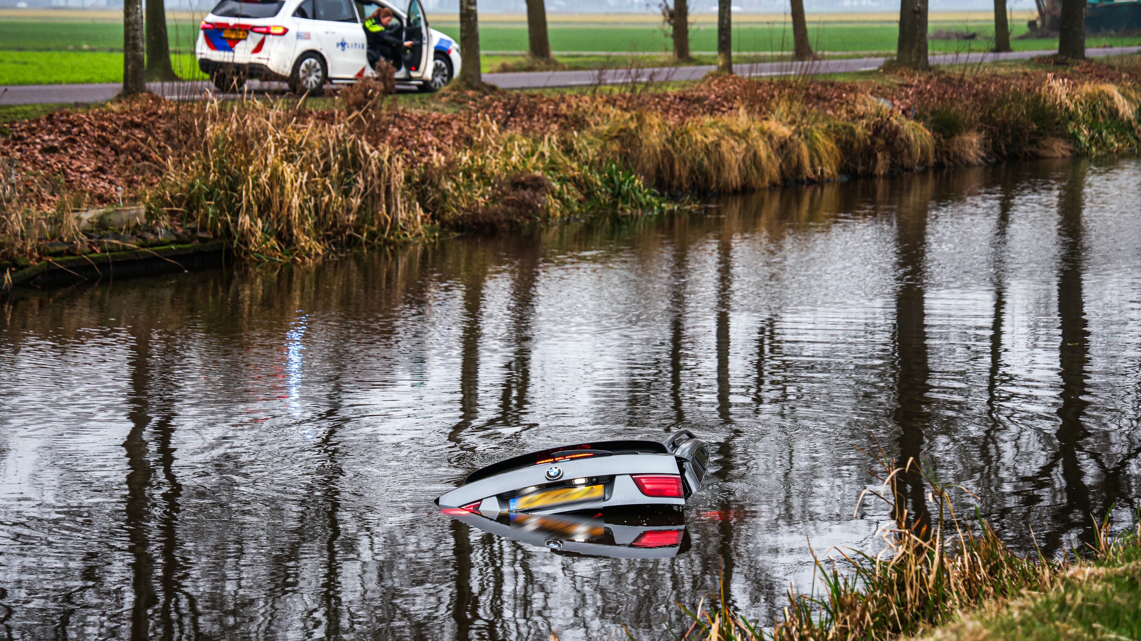 Auto bijna kopje onder, bestuurder raakt gewond