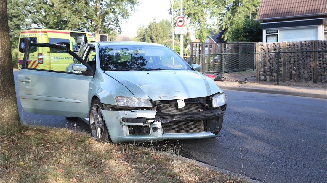 Motorrijder gewond geraakt bij botsing met auto in Wierden