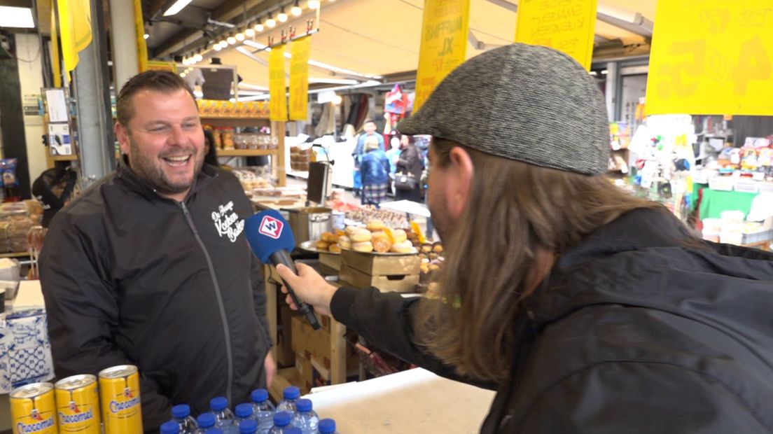 Joop Buyt interviewt de Haagse Koekenbakker op de Haagse Markt