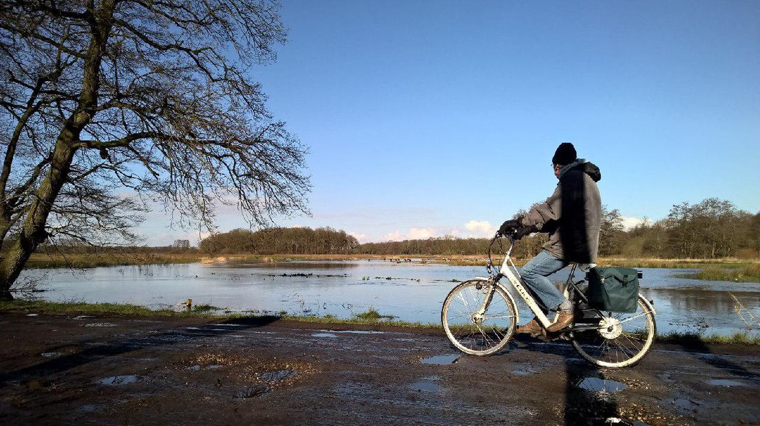 Deze fietser lijkt te genieten van het hoge water (Rechten: Jeroen Kelderman / RTV Drenthe)